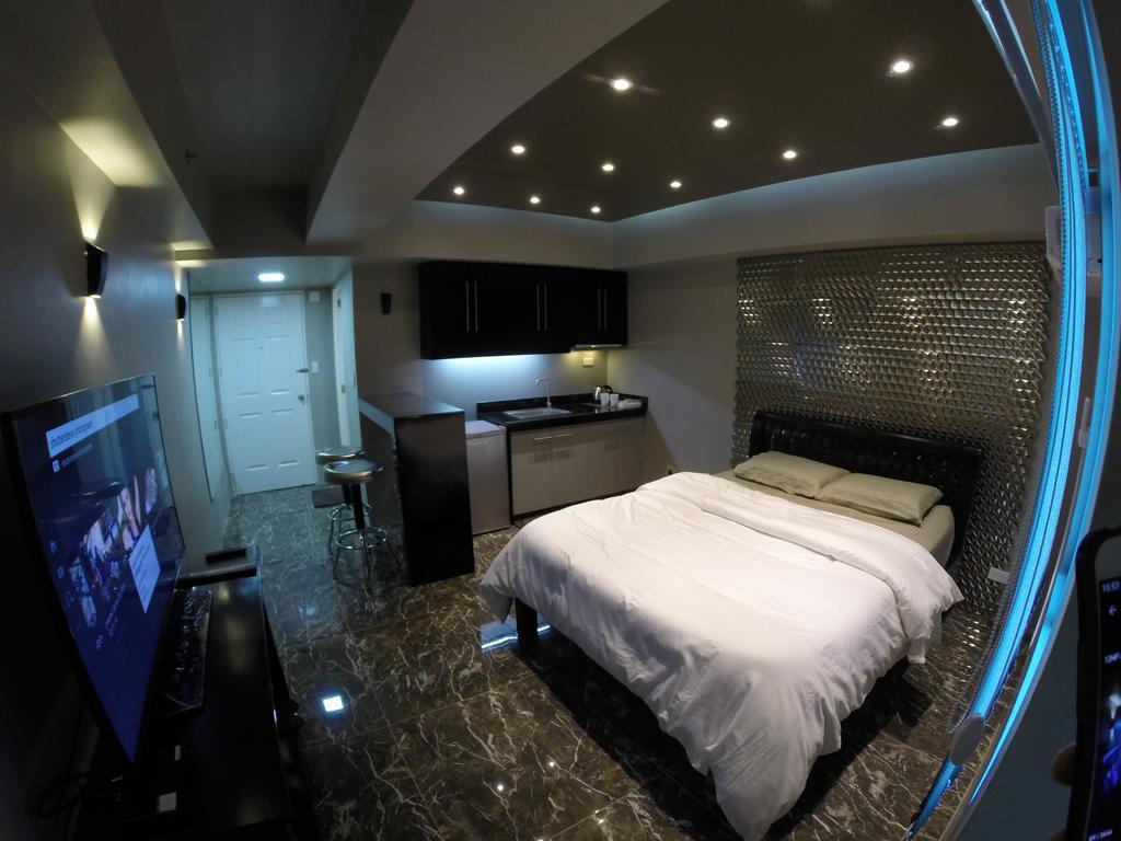 Burgundy Mckinley Place Service Apartment Manila