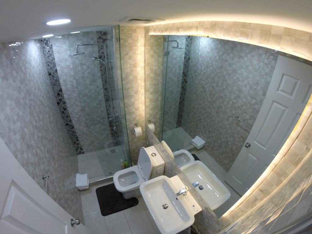 Burgundy Mckinley Place Service Apartment * Manila