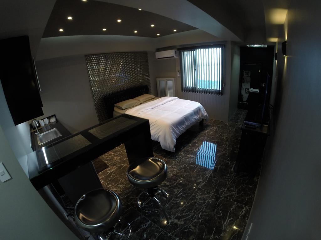 Burgundy Mckinley Place Service Apartment Manila