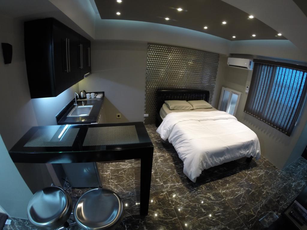 Burgundy Mckinley Place Service Apartment Apartment
