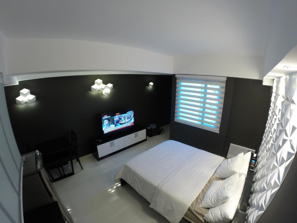 Burgundy Mckinley Place Service Apartment