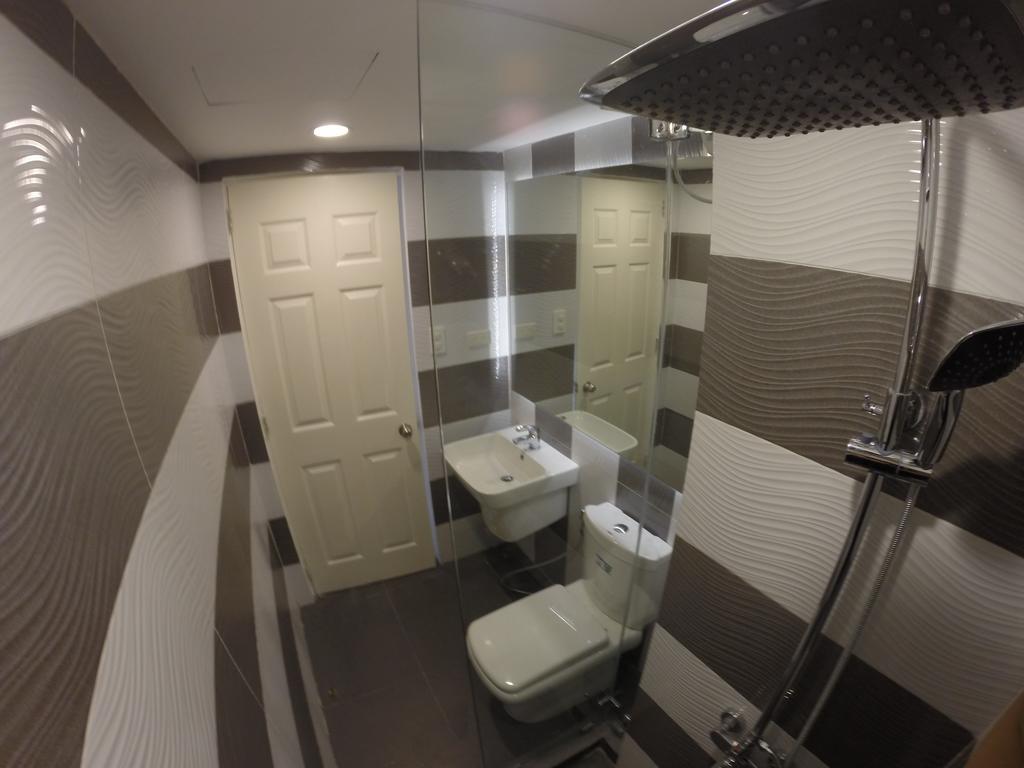 Burgundy Mckinley Place Service Apartment *