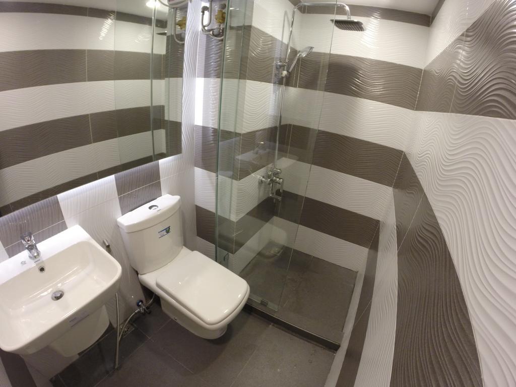 Burgundy Mckinley Place Service Apartment Apartment *