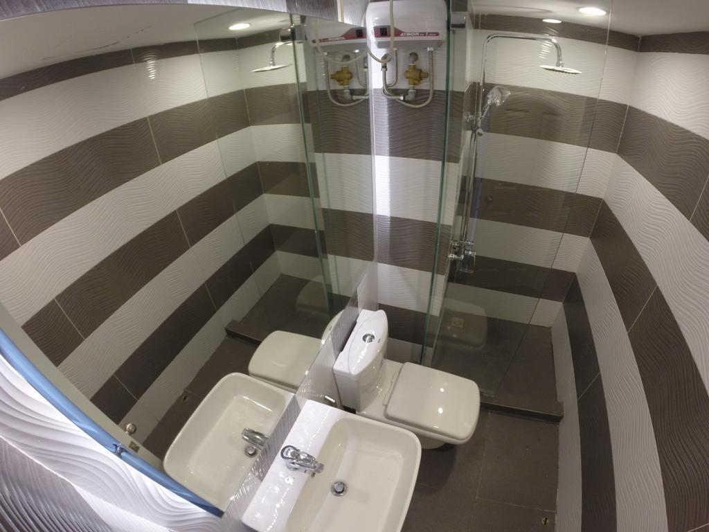 Burgundy Mckinley Place Service Apartment * Manila