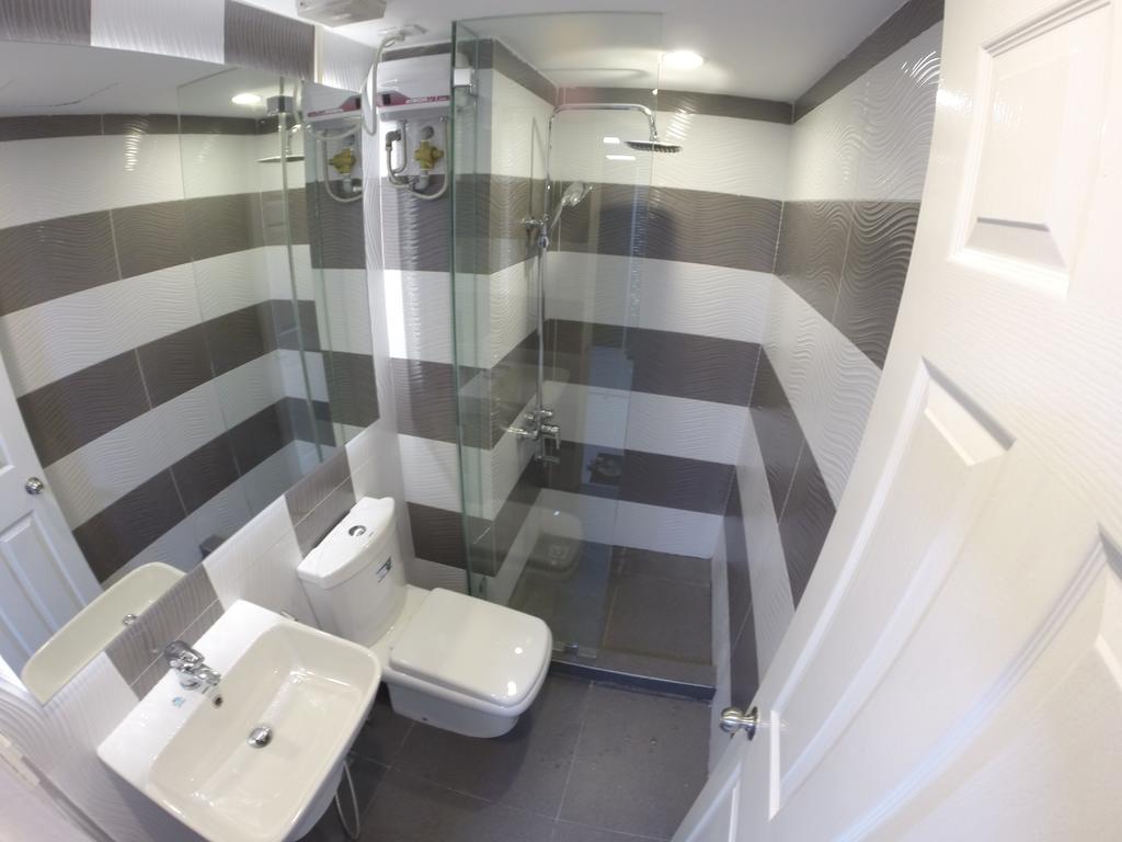 Burgundy Mckinley Place Service Apartment Apartment Manila