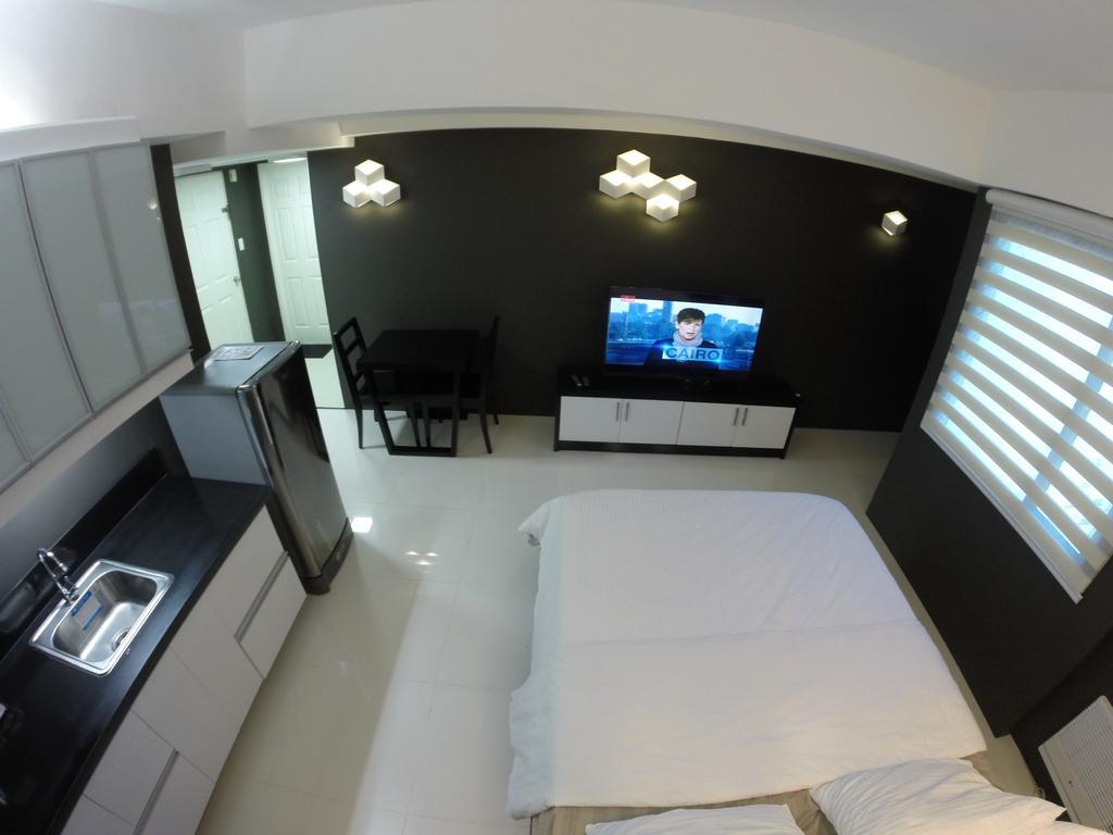 Burgundy Mckinley Place Service Apartment *