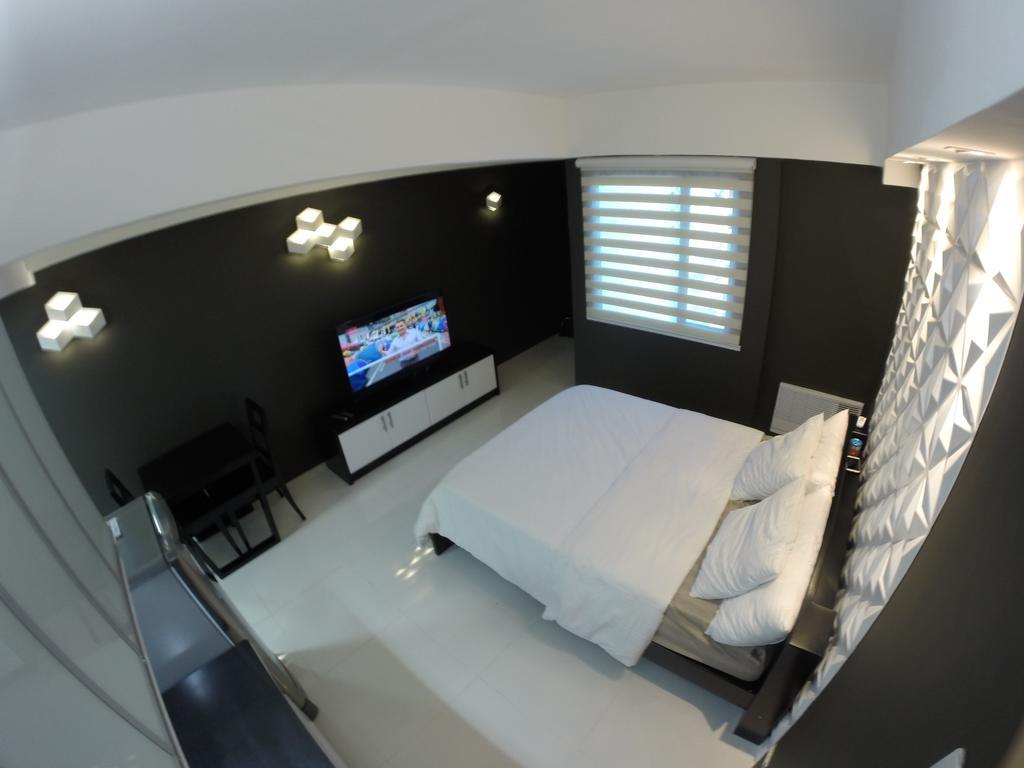 Burgundy Mckinley Place Service Apartment Apartment *