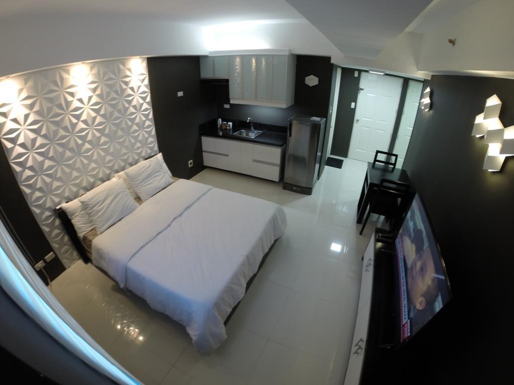 Burgundy Mckinley Place Service Apartment Apartment
