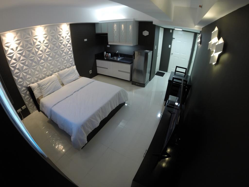 Burgundy Mckinley Place Service Apartment *