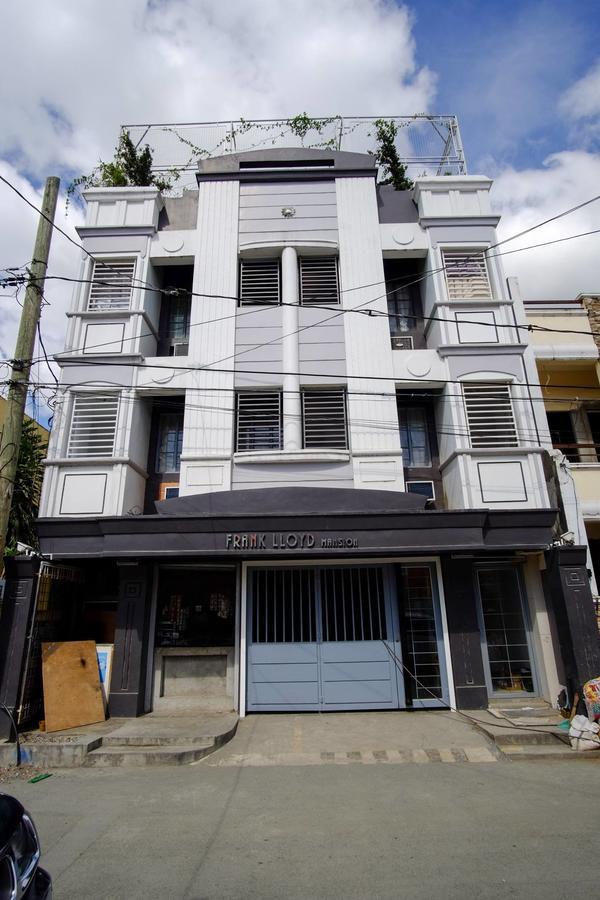 Frank Lloyd Apartelle
