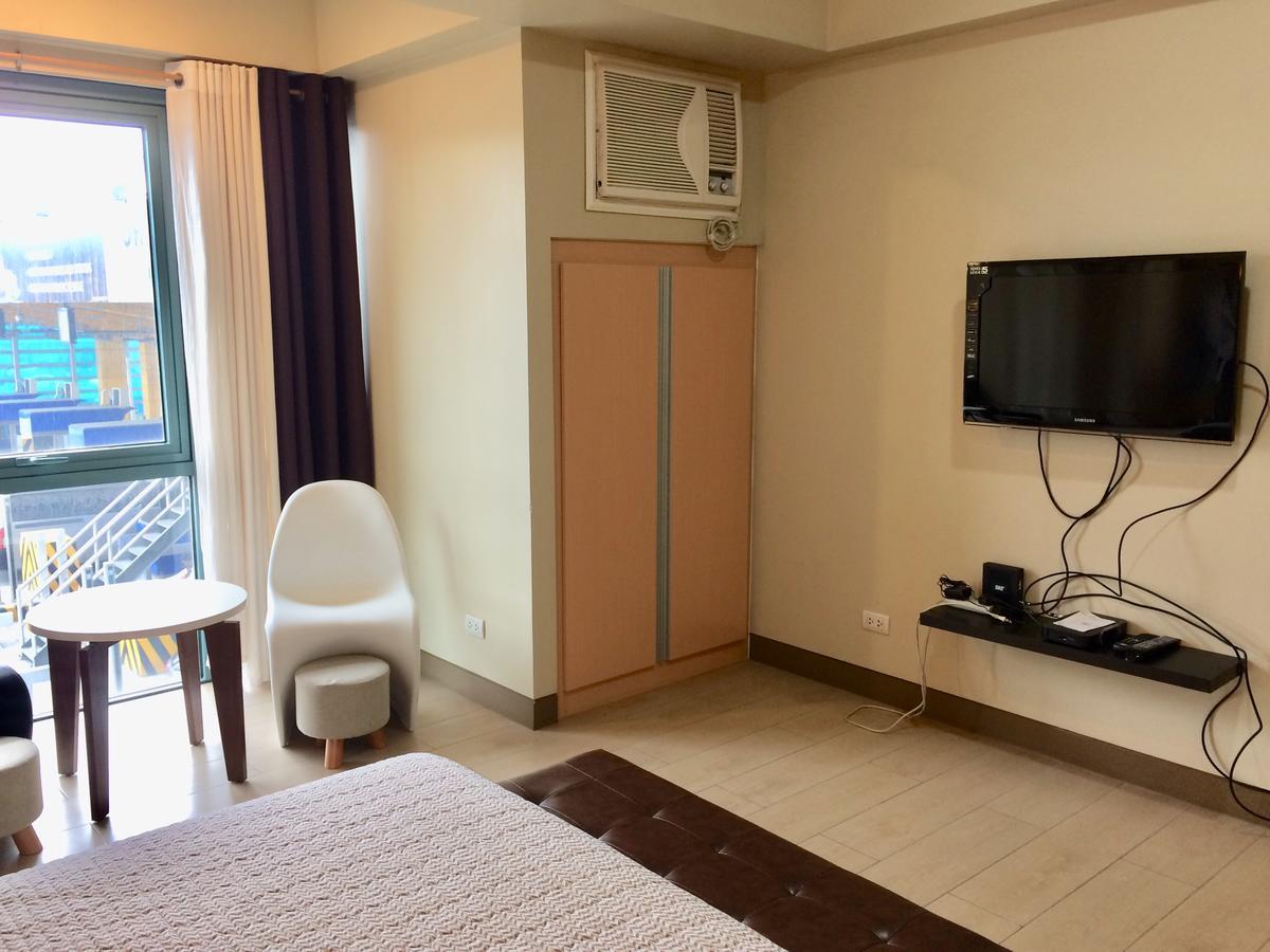 Two Palm Tree Aesthetic Condotel Apartment Manila