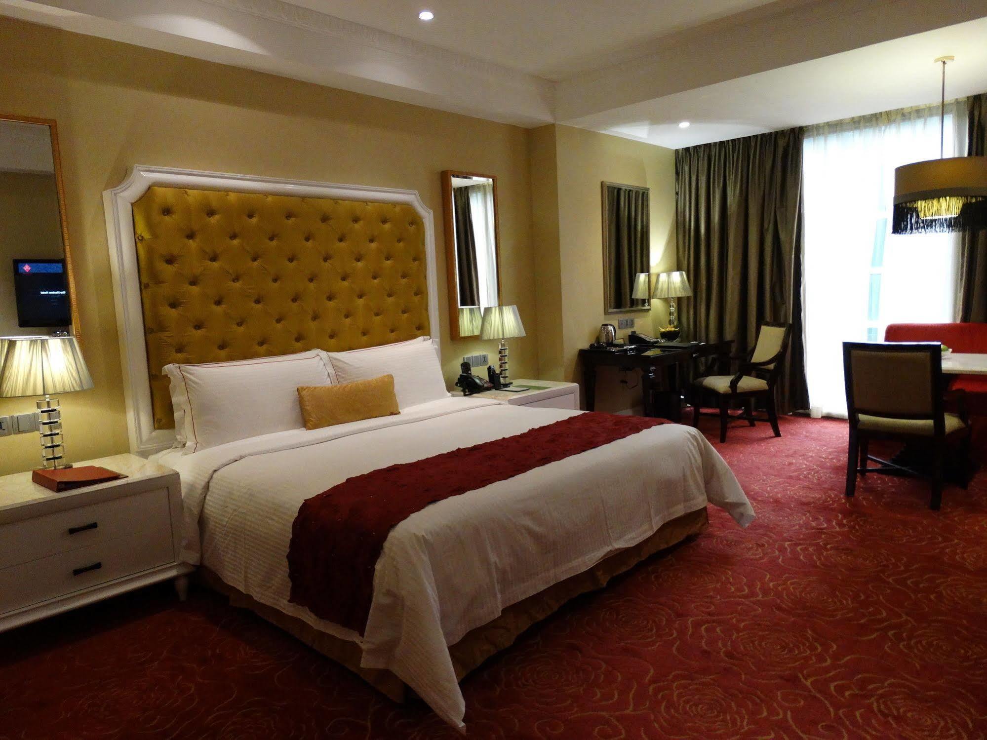 Maxims Hotel 5*