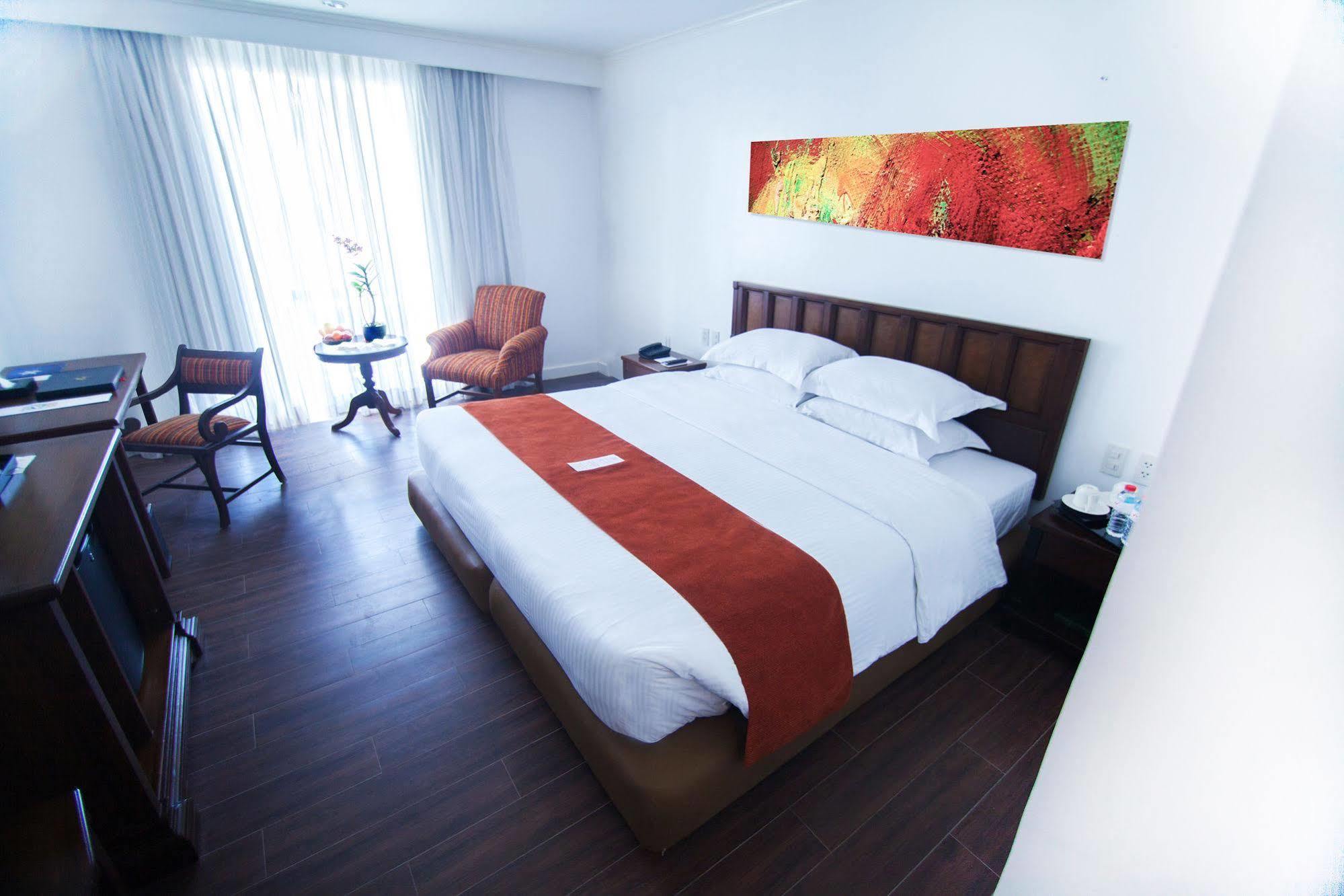 Hotel Manila Pavilion Hotel And Casino 4*