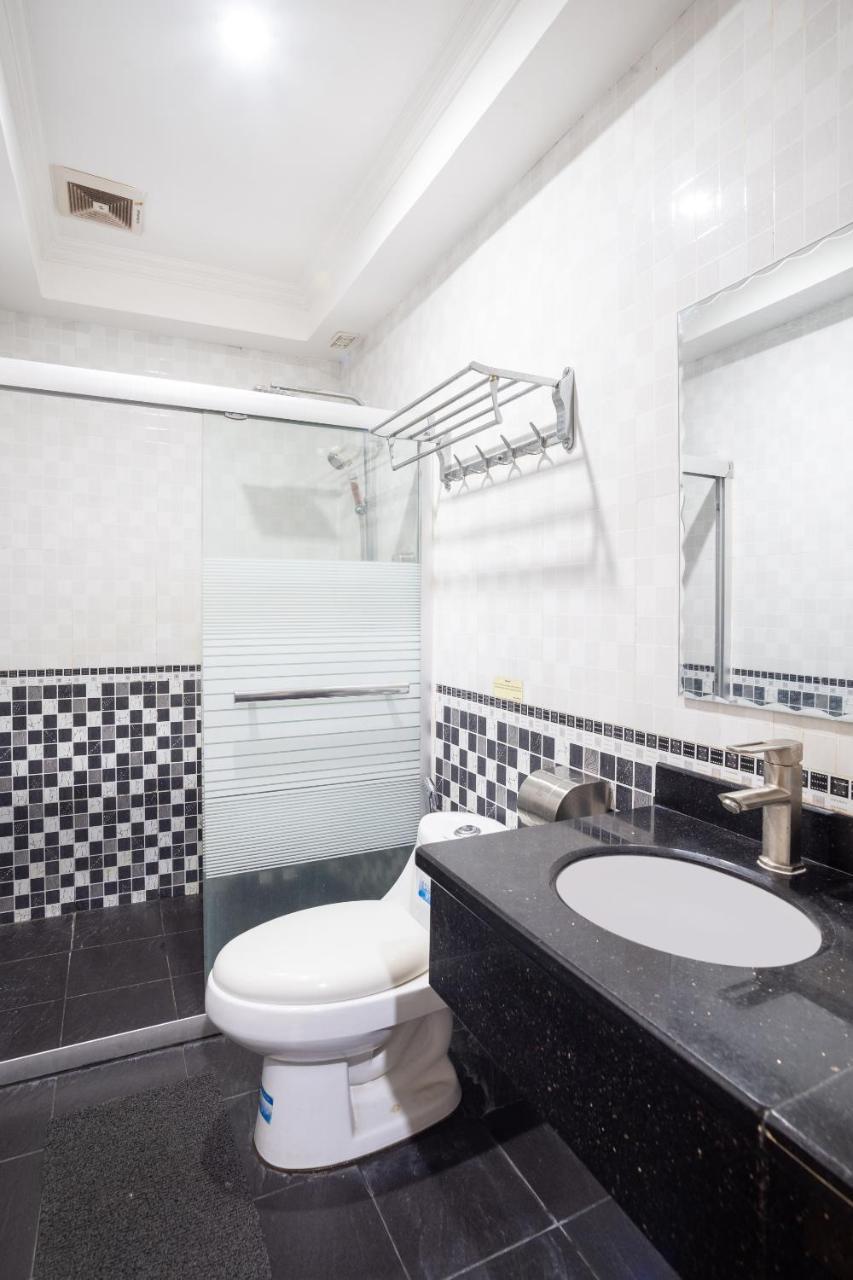 Oyo 138 White Palace 2*
