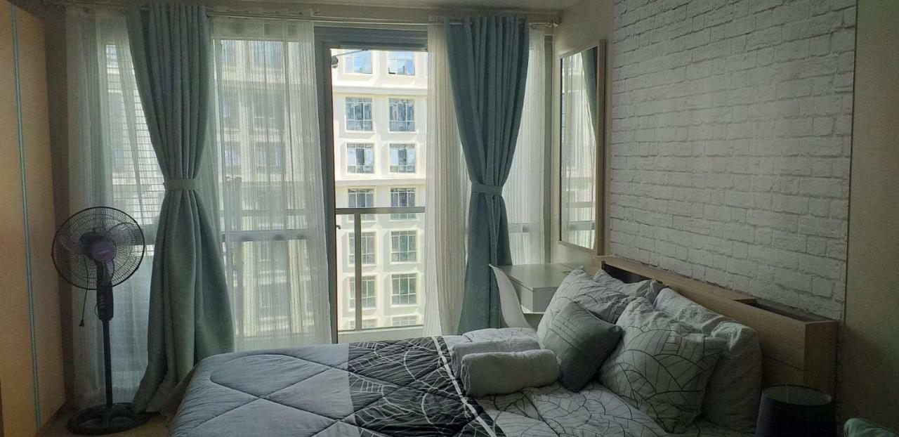 Eighty One Newport Boulevard Apartment