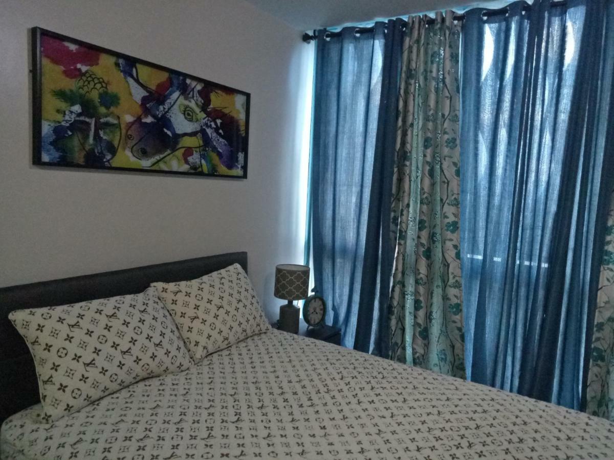 Uptown Mall Area Bonifacio Apartment *