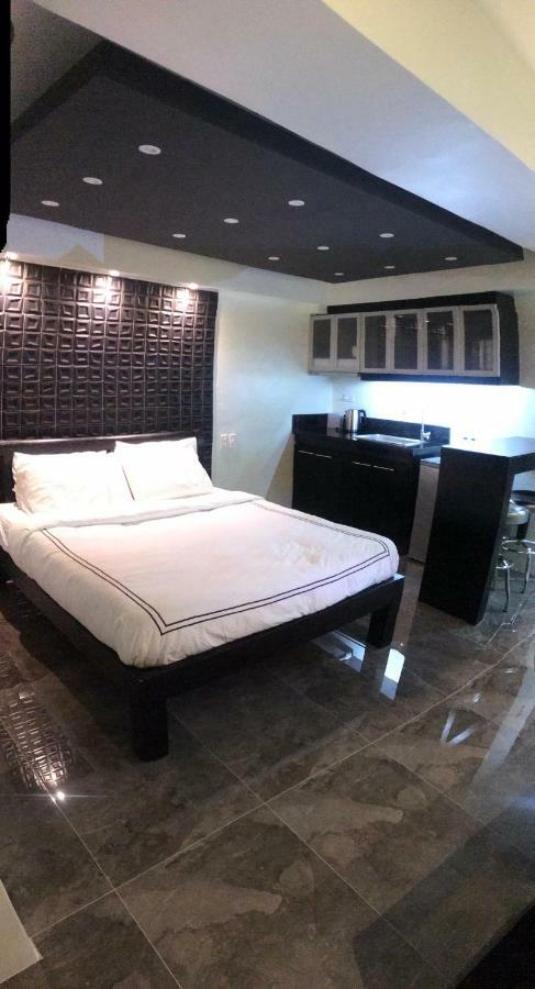 Burgundy Mckinley Place Service Apartment Apartment Manila