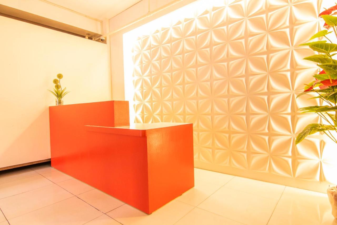 Oyo 578 Red Velvet Suites Hotel 2*