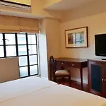 Stay At The Olympia, Prime Makati Location Near Ayala Triangle Gardens -Free Wifi And Pool Use