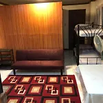 The Mansion - 24-Hour Near Airport Hostel 4 Backpackers