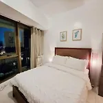 Modern Hotel-Type Studio Near Greenbelt Netflix 100Mbps