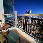 Modern Hotel-Type Studio Near Greenbelt Netflix 100Mbps