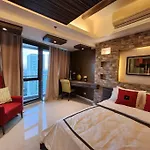 Executive Suite W/ Balcony Near Greenbelt 100Mbps