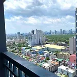 Modern 1-Br Condo Unit