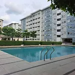 Condo Unit Up To 10 Pax - With Netflix And Boardgames