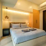 Uptown Parksuites Modern Room