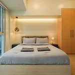 Uptown Parksuites Modern Room