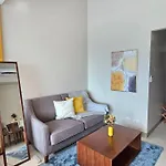 One Uptown In Bgc Chic & Trendy 1Br 200Mbps Fiber