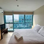 One Uptown In Bgc Chic & Trendy 1Br 200Mbps Fiber