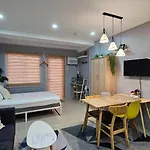 The Fika Room Near Mnl Airport - Scandi Studio Unit With Fast Wi-Fi & Netflix - Read Full Property Desc Before Booking