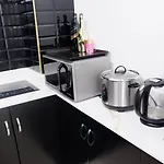 2Br Near Bgc & Makati. Karaoke, Netflix, Amazon Prime