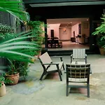 Tropical Poolhouse Qc