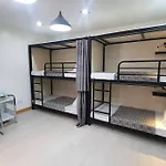Travelers Inn - Cozy Capsule Bunks, Makati
