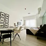 Suzi Home Bgc With Sauna, Gym, Netflix, Pool & High Speed Internet