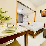 Thompson Suites - 2 Beds, One Uptown Residences 28F A - Xbox & Netflix