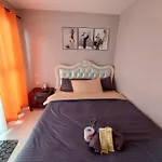Budget Family Room W Free Pool Access In Manila