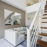 Elite Makati Loft: Infinity Pool, Netflix & Gym