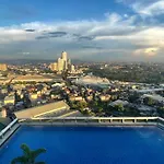 Classy 2Br Suite At Eastwood City With Pool And City Skyline View