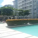 1 Bedroom Cozy Condo Unit With Netflix & Free Wifi In Trees Residences