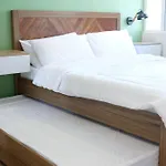 Seibu Tower Bgc Tropical Suite With Parking