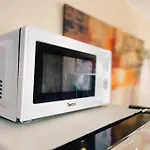 2Br With Balcony Free Use Pool, Gym, Bball, Netflix
