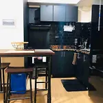 Stylish 1 Bedroom Near Bgc+Airport!Netflix+Dsny+50Mbps
