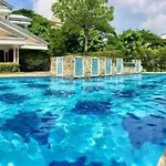 Stylish 1 Bedroom Near Bgc+Airport!Netflix+Dsny+50Mbps