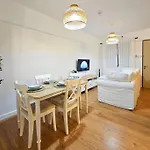 Coastal Inspired 2Br Condo I Fast Wi-Fi I Near Bgc