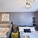 Pet-Friendly Chic Stay Near Acacia Estates & Bgc