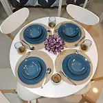 Urban Escape At Morgan Suites Mckinley Hill, Bgc